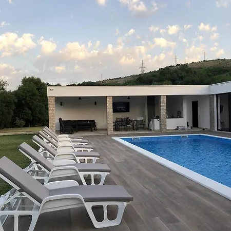Luxury Leina Villa